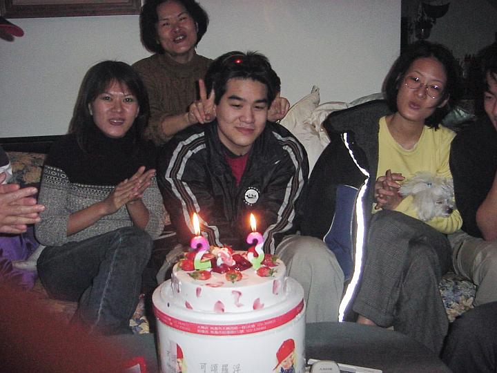 DSC00165.jpg - this was my 22nd birthday but in taiwan I was 23. so it's my 23rd... the first time around...