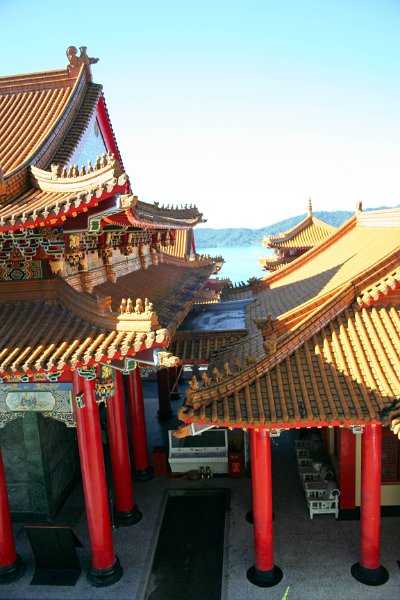 there were some walkways to the roof, to get a shot of the back of the temple, the lake is on the other side