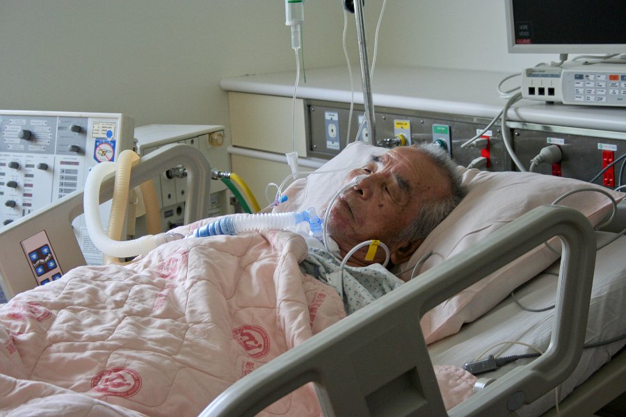 changhua hospital visiting my second uncle, he was drunk riding a motorcycle without a helmet and ran into a telphone pole. moral of the story? DON\'T DRINK AND DRIVE!! or the very least, wear a helmet.